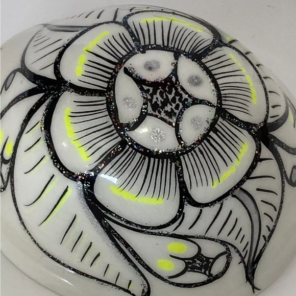 Hand-Painted Mexican Folk Art Turtle Trinket Box White Sparkles with Lid - Picture 5 of 8